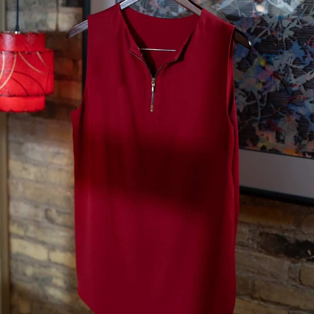 Chico’s Sleeveless Red Blouse 1/4 Back Zip in Like New Condition